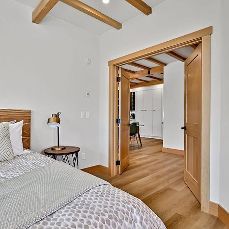 Ravens Crest Lodge - Stunning Views Perfectly Located On Main Street Canmore Exterior photo