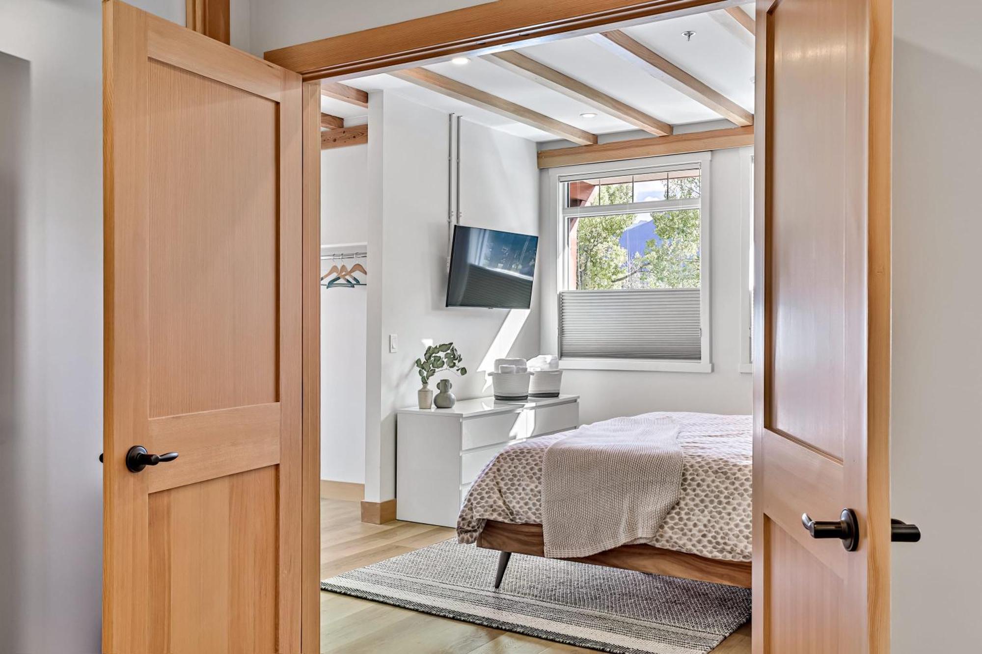 Ravens Crest Lodge - Stunning Views Perfectly Located On Main Street Canmore Exterior photo
