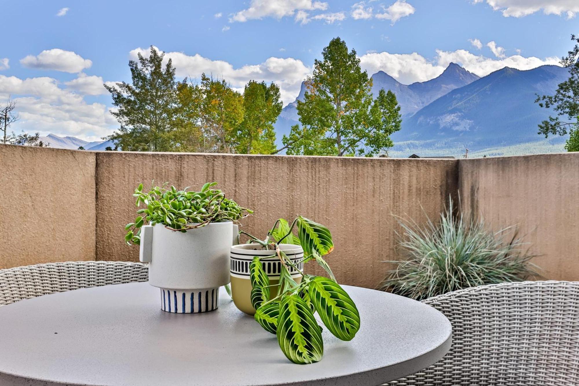 Ravens Crest Lodge - Stunning Views Perfectly Located On Main Street Canmore Exterior photo
