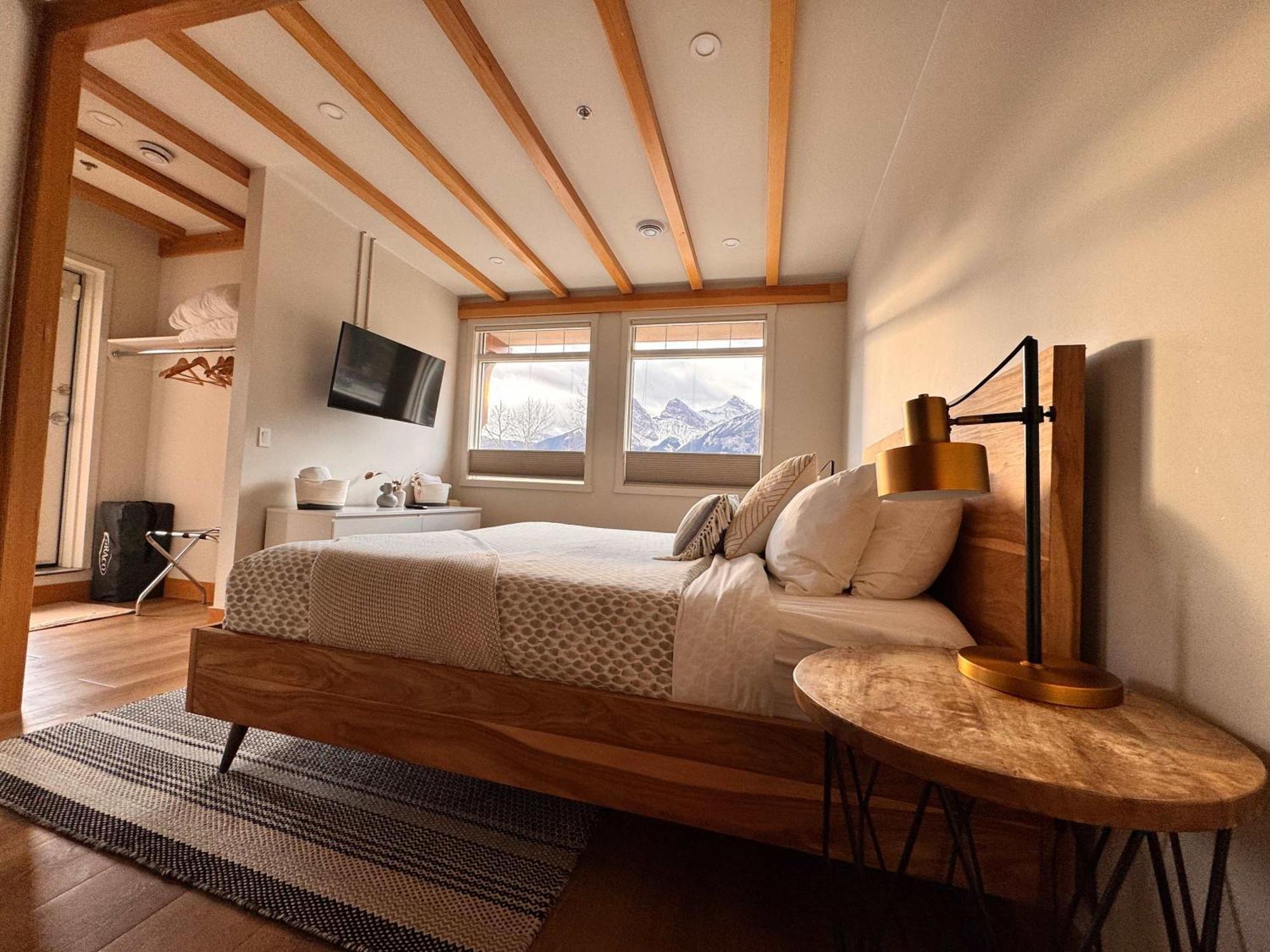 Ravens Crest Lodge - Stunning Views Perfectly Located On Main Street Canmore Exterior photo